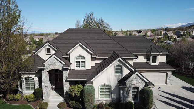 general contractor providing expert services roofing installation for building owners